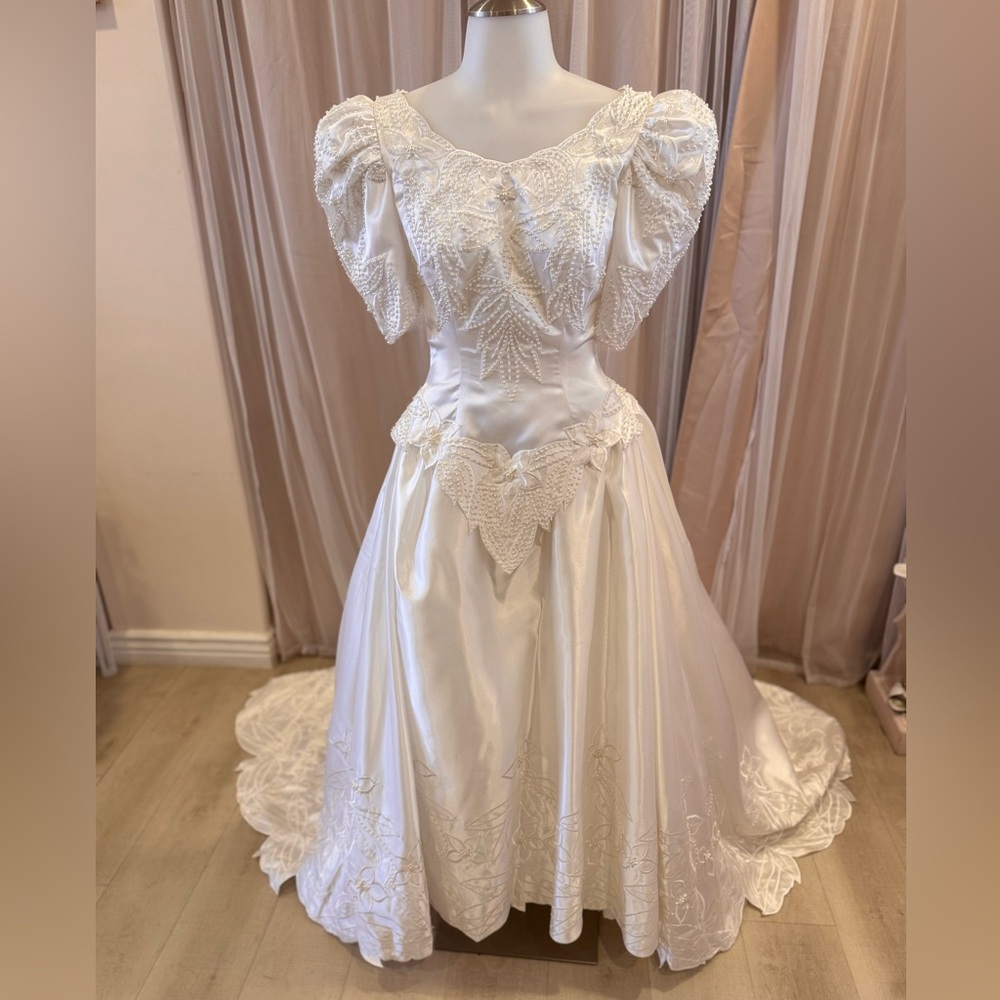 Vintage White Lace Wedding Dress puffy sleeves